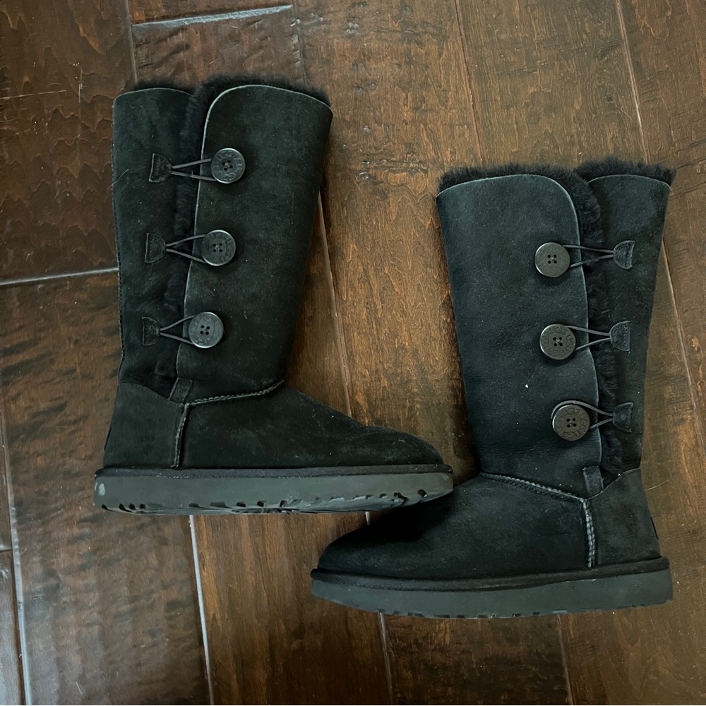UGG Bailey Button Triplet II - Size 9